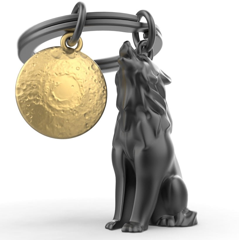 Metalinis raktų pakabukas Mėnulio Vilkas – vilkas ir mėnulis, tamsus 3D siluetas, nerūdijančio plieno žiedas, premium detalės.