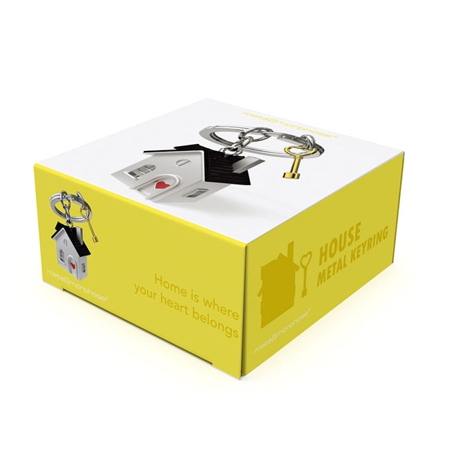 Metalmorphose.lt metalinis raktų pakabukas NAMAI NAMUČIAI. Metalinis namelis su širdies simboliu, nudažytas akcentas, 3D namų ir rakto miniatiūra. Nerūdijančio plieno žiedas. Pakabukas iš KASDIENYBĖS PASAULIS kolekcijos.
