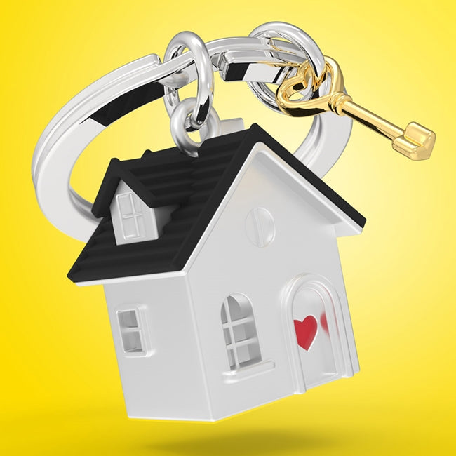 Metalmorphose.lt metalinis raktų pakabukas NAMAI NAMUČIAI. Metalinis namelis su širdies simboliu, nudažytas akcentas, 3D namų ir rakto miniatiūra. Nerūdijančio plieno žiedas. Pakabukas iš KASDIENYBĖS PASAULIS kolekcijos.