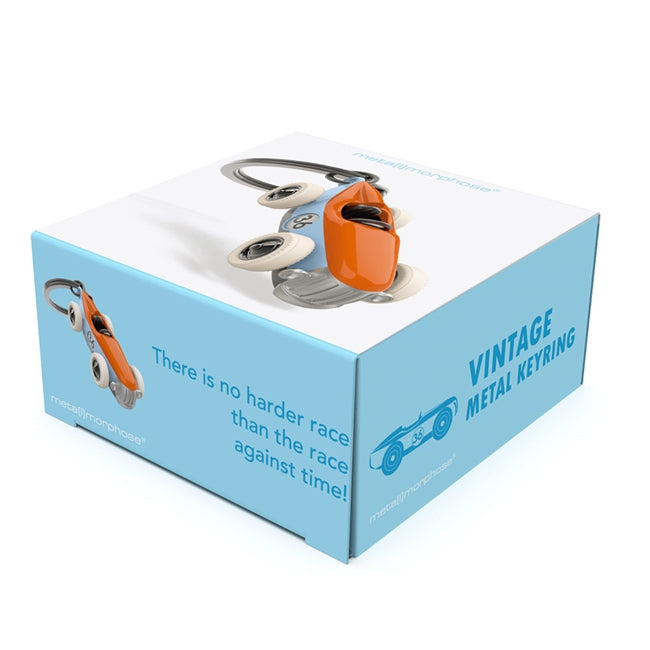 Metalmorphose.lt metalinis raktų pakabukas NOELIO BOLIDAS. Premium cinko lydinio vintage lenktyninio automobilio 3D miniatiūra, oranžinės ir dangaus mėlynumo detalės, silikoniniai judantys ratukai, nerūdijančio plieno žiedas. Raktų pakabukas iš TRANSPORTO PASAULIS kolekcijos.