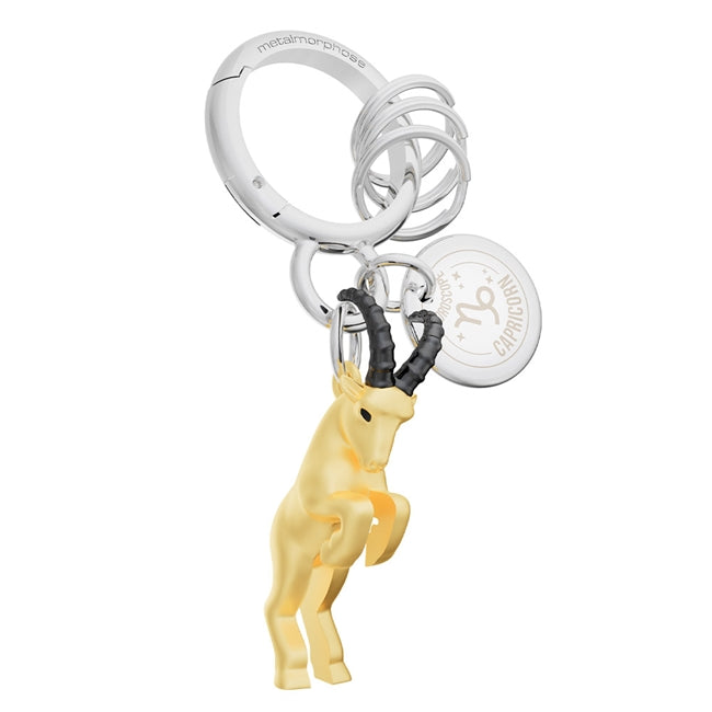 Metalmorphose.lt metalinis raktų pakabukas OŽIARAGIS. Auksinė 3D Ožiaragio ženklo miniatiūra, žemės elemento simbolika, premium cinko lydinys, plieno žiedas. Pakabukas iš ZODIAKŲ PASAULIS kolekcijos.