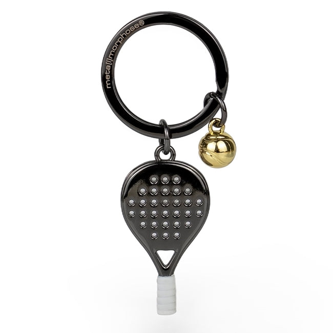 Metalmorphose.lt metalinis raktų pakabukas PADELIO ŠOKIS. Juoda 3D padelio raketė su auksiniu kamuoliuku, detalus cinko lydinio dizainas, plieno žiedas. SPORTO PASAULIS kolekcija.
