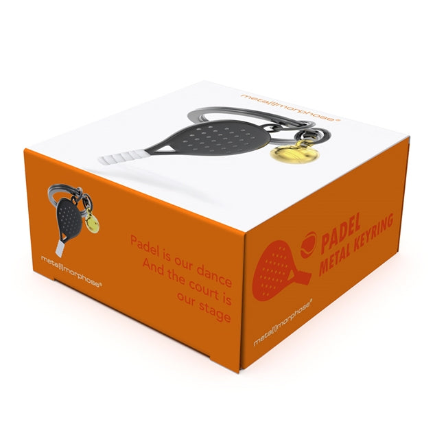 Metalmorphose.lt metalinis raktų pakabukas PADELIO ŠOKIS. Juoda 3D padelio raketė su auksiniu kamuoliuku, detalus cinko lydinio dizainas, plieno žiedas. SPORTO PASAULIS kolekcija.