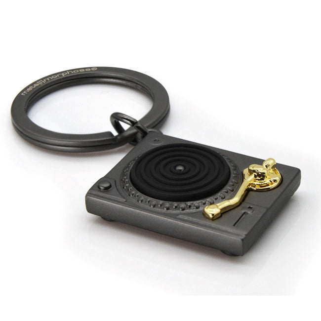 Metalinis raktų pakabukas „Patefono Laikas“ – patefono ir vinilo 3D dizainas iš Metalmorphose Muzikos Pasaulis kolekcijos. Auksinė adata, juodas vinilas, plieninis žiedas.