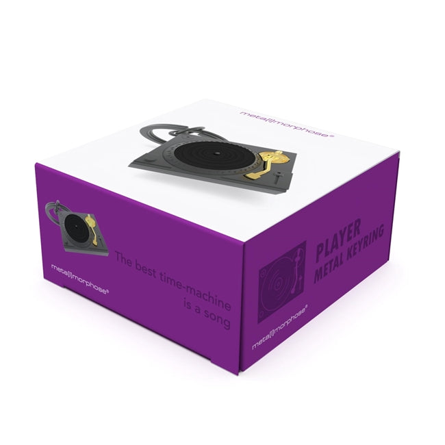 Metalinis raktų pakabukas „Patefono Laikas“ – patefono ir vinilo 3D dizainas iš Metalmorphose Muzikos Pasaulis kolekcijos. Auksinė adata, juodas vinilas, plieninis žiedas.