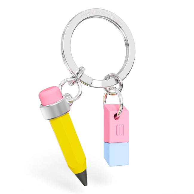 Metalmorphose.lt metalinis raktų pakabukas PIEŠTUKAS IR TRINTUKAS. Sidabrinis cinko lydinio korpusas, nudažytos geltonos, medžio ir rausvos detalės. Pieštuko ir trintuko 3D miniatiūra. Nerūdijančio plieno žiedas. Raktų pakabukas iš KASDIENYBĖS PASAULIS kolekcijos.