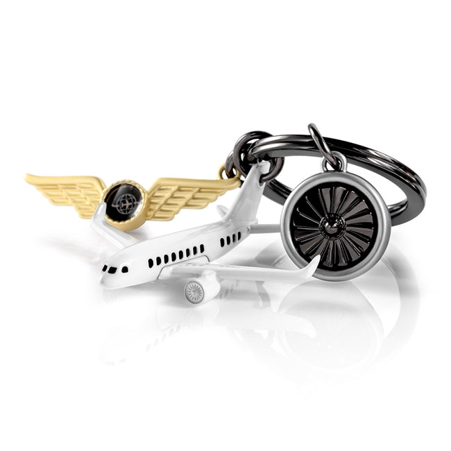 Metalmorphose.lt metalinis raktų pakabukas PILOTŲ GARBĖ. Baltas lėktuvas, auksinis piloto ženklas ir detalizuota turbinos miniatiūra. 3D aviacinis rinkinys. Nerūdijančio plieno žiedas. Pakabukas iš KELIONIŲ PASAULIS kolekcijos.