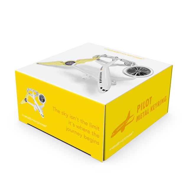 Metalmorphose.lt metalinis raktų pakabukas PILOTŲ GARBĖ. Baltas lėktuvas, auksinis piloto ženklas ir detalizuota turbinos miniatiūra. 3D aviacinis rinkinys. Nerūdijančio plieno žiedas. Pakabukas iš KELIONIŲ PASAULIS kolekcijos.