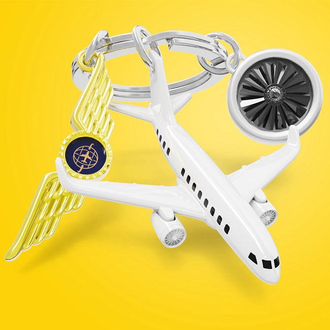 Metalmorphose.lt metalinis raktų pakabukas PILOTŲ GARBĖ. Baltas lėktuvas, auksinis piloto ženklas ir detalizuota turbinos miniatiūra. 3D aviacinis rinkinys. Nerūdijančio plieno žiedas. Pakabukas iš KELIONIŲ PASAULIS kolekcijos.