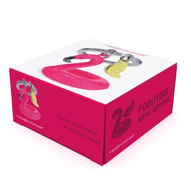 Metalmorphose.lt metalinis raktų pakabukas PLŪDURIUOJANTIS FLAMINGAS. Metalinis korpusas, nudažytos rožinės detalės, flamingo plūduro 3D miniatiūra ir auksinio arbūzo. Nerūdijančio plieno žiedas. Pakabukas iš KASDIENYBĖS PASAULIS kolekcijos.