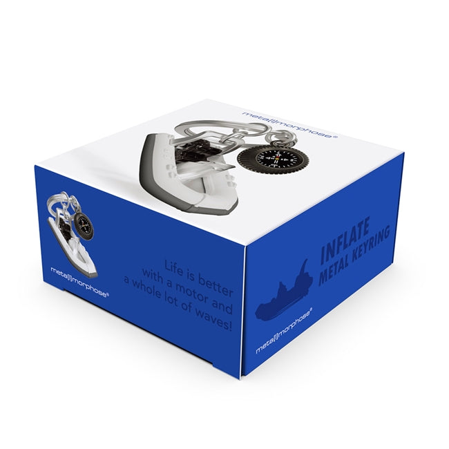 Metalmorphose.lt metalinis raktų pakabukas PRIPUČIAMAS KATERIS. Detalus pripučiamas motorinis laivas su vairu, sėdyne, panelė ir juodu motoru. Kabo metalinis kompasas. TRANSPORTO PASAULIS kolekcija.