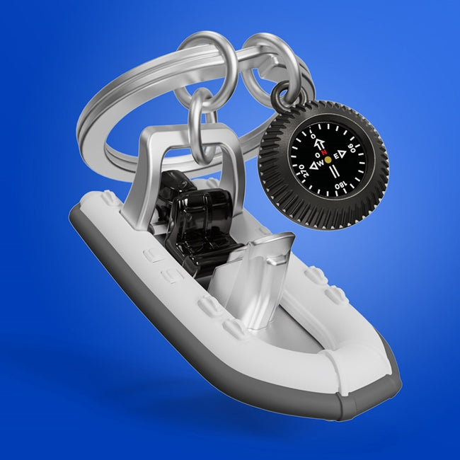 Metalmorphose.lt metalinis raktų pakabukas PRIPUČIAMAS KATERIS. Detalus pripučiamas motorinis laivas su vairu, sėdyne, panelė ir juodu motoru. Kabo metalinis kompasas. TRANSPORTO PASAULIS kolekcija.