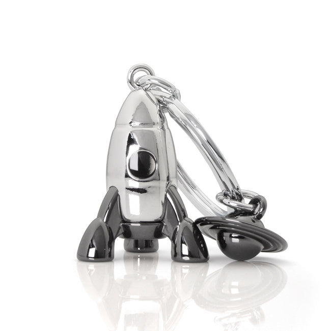 Metalmorphose.lt metalinis raktų pakabukas RAKETA Į SATURNĄ. Metalinis raketos korpusas, nudažyti liepsnos akcentai, 3D kosminės raketos miniatiūra. Nerūdijančio plieno žiedas. Pakabukas iš KELIONIŲ PASAULIS kolekcijos.