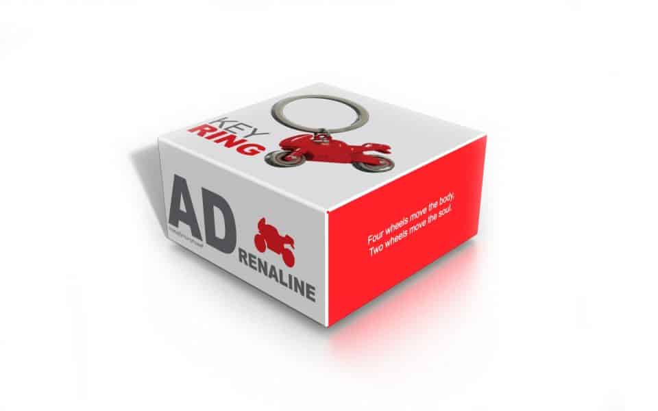 Metalmorphose.lt metalinis raktų pakabukas RAUDONA MOTOCIKLO SIELA. Ryškiai raudonas Superbike motociklas su tamsiai pilkais chromuotais besisukančiais ratais. TRANSPORTO PASAULIS kolekcija.