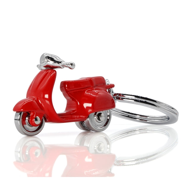 Metalmorphose.lt metalinis raktų pakabukas RAUDONA PYRDA. Raudonas Vespa stiliaus skuteris, detalus metalinis korpusas, blizgi lakinė apdaila. TRANSPORTO PASAULIS kolekcija.