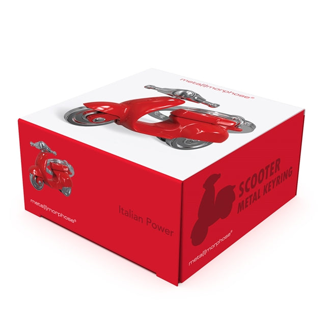 Metalmorphose.lt metalinis raktų pakabukas RAUDONA PYRDA. Raudonas Vespa stiliaus skuteris, detalus metalinis korpusas, blizgi lakinė apdaila. TRANSPORTO PASAULIS kolekcija.