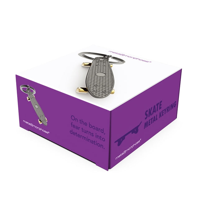 Metalmorphose.lt metalinis raktų pakabukas RETRO RIEDLENTĖ. Tvirtas metalinis korpusas, nudažytos lentos ir ratukų detalės, 3D riedlentės miniatiūra. Nerūdijančio plieno žiedas. Pakabukas iš KASDIENYBĖS PASAULIS kolekcijos.