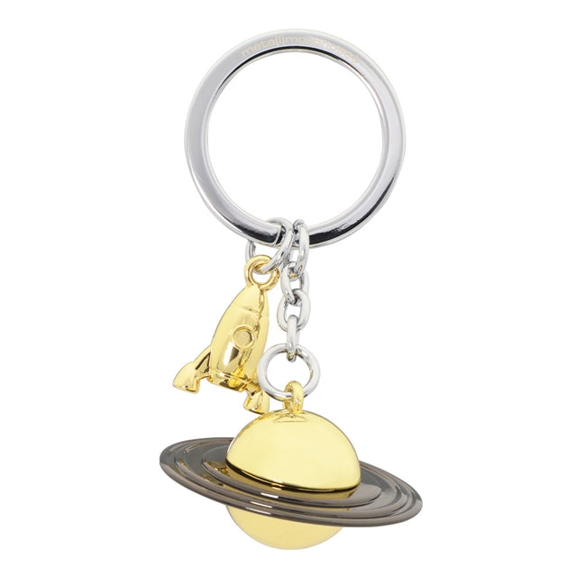 Metalmorphose.lt metalinis raktų pakabukas SATURNO ŽIEDAI. Auksinės spalvos planeta su žiedais, mažytė raketa ant šono, 3D kosminės miniatiūros dizainas. Nerūdijančio plieno žiedas. Pakabukas iš KELIONIŲ PASAULIS kolekcijos.