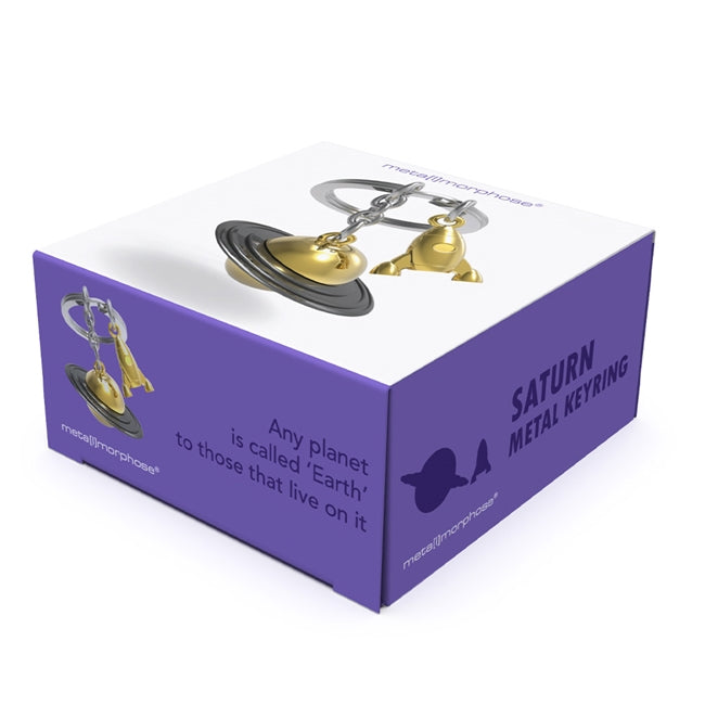 Metalmorphose.lt metalinis raktų pakabukas SATURNO ŽIEDAI. Auksinės spalvos planeta su žiedais, mažytė raketa ant šono, 3D kosminės miniatiūros dizainas. Nerūdijančio plieno žiedas. Pakabukas iš KELIONIŲ PASAULIS kolekcijos.