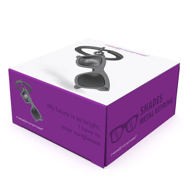 Metalmorphose.lt metalinis raktų pakabukas SAULĖS AKINIAI. Juodi blizgūs akiniai, detalizuotas 3D miniatiūros rėmelis, premium metalo paviršius. Nerūdijančio plieno žiedas. Pakabukas iš KELIONIŲ PASAULIS kolekcijos.