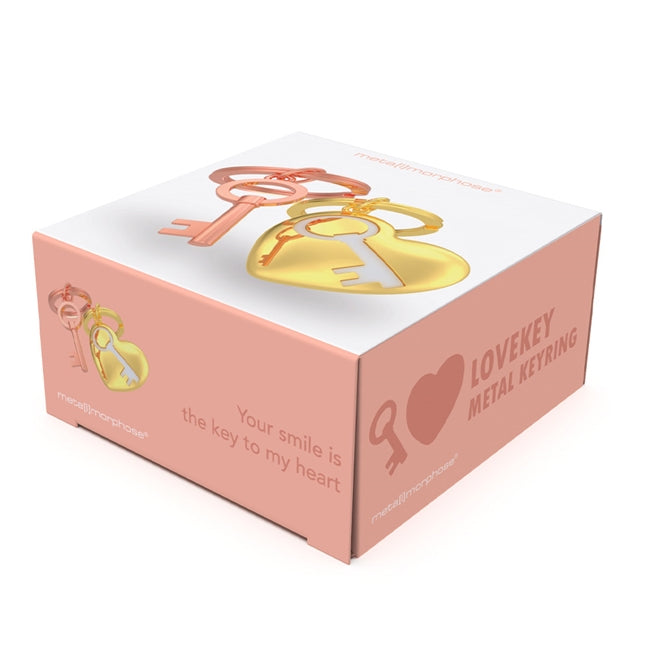 Metalmorphose.lt metalinis raktų pakabukas ŠIRDIES RAKTAS. Auksinė širdis ir detaliai išlietas rožinis metalinis raktas. Premium cinko lydinys. MEILĖS PASAULIS kolekcija.