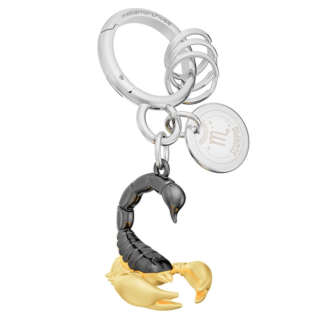 Metalmorphose.lt metalinis raktų pakabukas SKORPIONAS. Detalus skorpiono siluetas, auksinės žnyplės, vandens ženklo simbolika, premium cinko lydinys, nerūdijančio plieno žiedas. Pakabukas iš ZODIAKŲ PASAULIS kolekcijos.