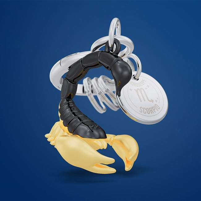 Metalmorphose.lt metalinis raktų pakabukas SKORPIONAS. Detalus skorpiono siluetas, auksinės žnyplės, vandens ženklo simbolika, premium cinko lydinys, nerūdijančio plieno žiedas. Pakabukas iš ZODIAKŲ PASAULIS kolekcijos.