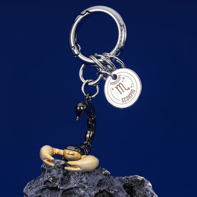 Metalmorphose.lt metalinis raktų pakabukas SKORPIONAS. Detalus skorpiono siluetas, auksinės žnyplės, vandens ženklo simbolika, premium cinko lydinys, nerūdijančio plieno žiedas. Pakabukas iš ZODIAKŲ PASAULIS kolekcijos.