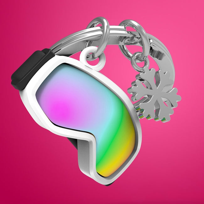 Metalmorphose.lt metalinis raktų pakabukas SLIDINĖJIMO AKINIAI. Baltu rėmeliu ir juodu dirželiu atkurtos 3D slidinėjimo kaukės, vaivorykštinis lęšis, blizgi snaigė, premium cinko lydinys, plieno žiedas. SPORTO PASAULIS kolekcija.