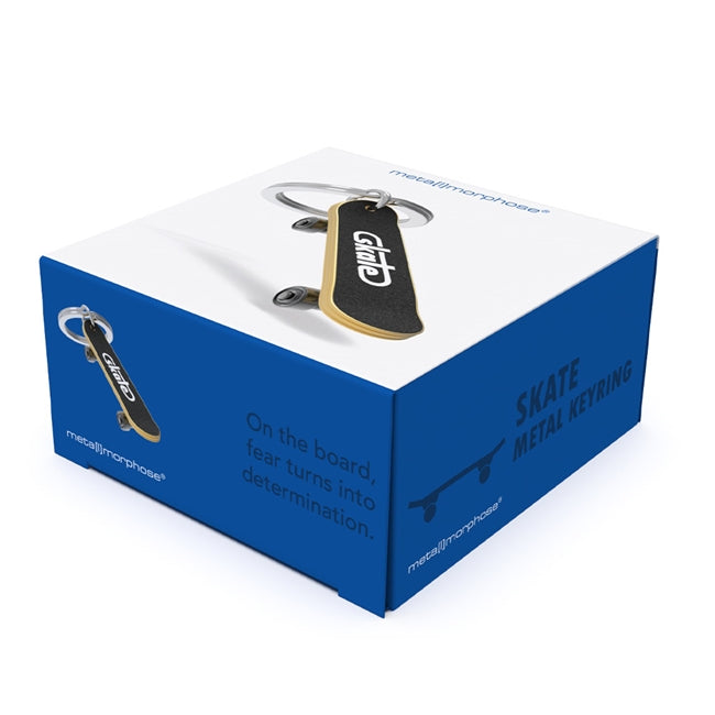 Metalmorphose.lt metalinis raktų pakabukas SPORTINĖ RIEDLENTĖ. Ilga sportinė riedlentė, 3D ratukų detalės, premium cinko lydinys, plieno žiedas. Iš SPORTO PASAULIS kolekcijos.