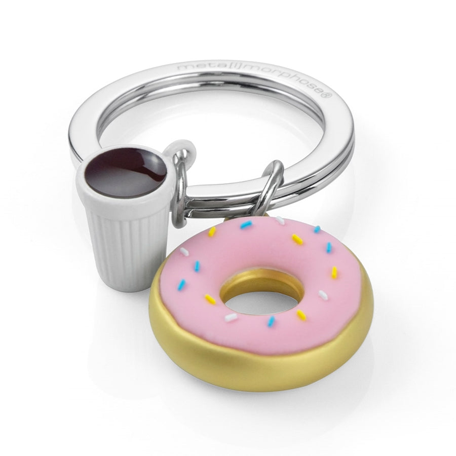 Metalmorphose metalinis raktų pakabukas „Spurgos Glamonė“ - rožinės spurgos su pabarstukais ir kavos puodeliu. 3d zinc alloy pakabukas, mini detalės, emocija.