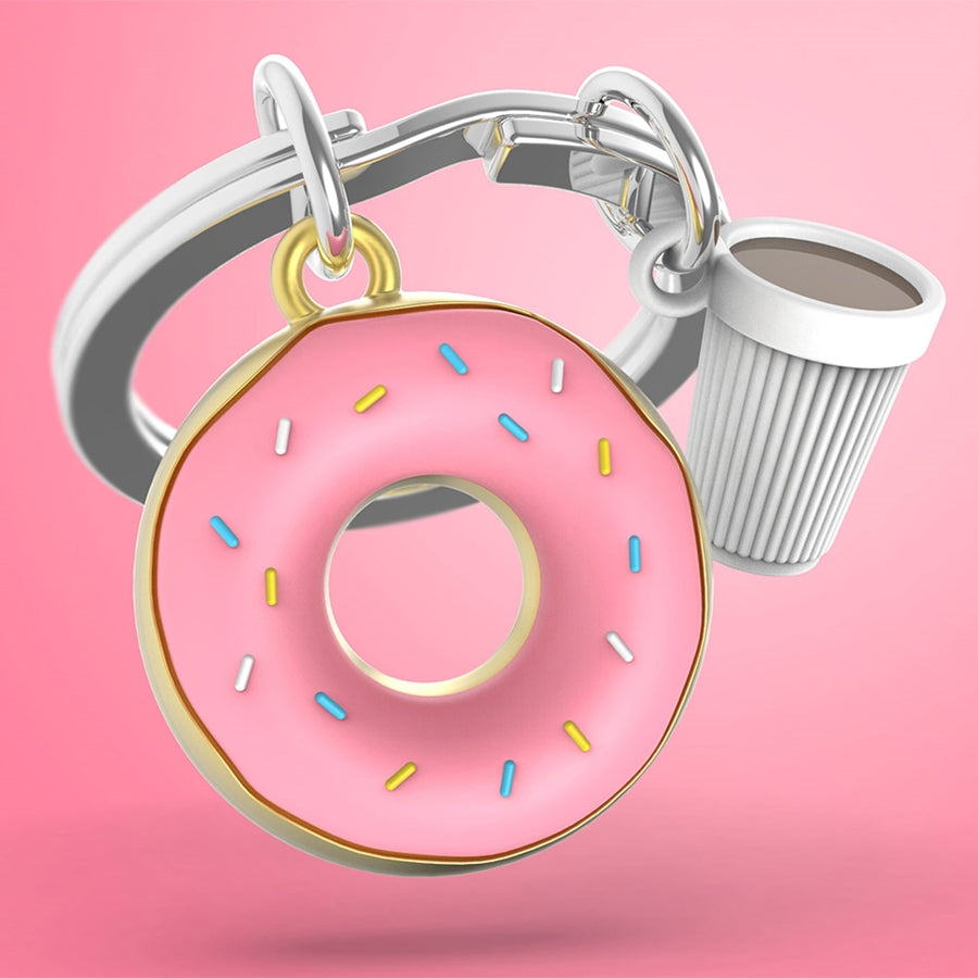 Metalmorphose metalinis raktų pakabukas „Spurgos Glamonė“ - rožinės spurgos su pabarstukais ir kavos puodeliu. 3d zinc alloy pakabukas, mini detalės, emocija.