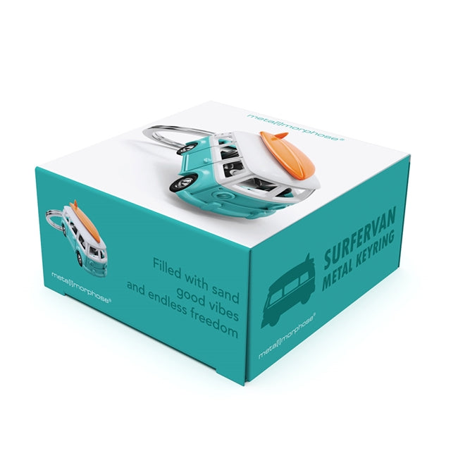 Metalmorphose.lt metalinis raktų pakabukas SURFERIŲ KEMPERIS. Retro 3D kemperio miniatiūra su banglente ant stogo, turkio, baltos, oranžinės ir sidabrinės spalvų derinys, judantys juodi ratai, nerūdijančio plieno žiedas. Raktų pakabukas iš TRANSPORTO PASAULIS kolekcijos, kelionių ir laisvės simbolis.