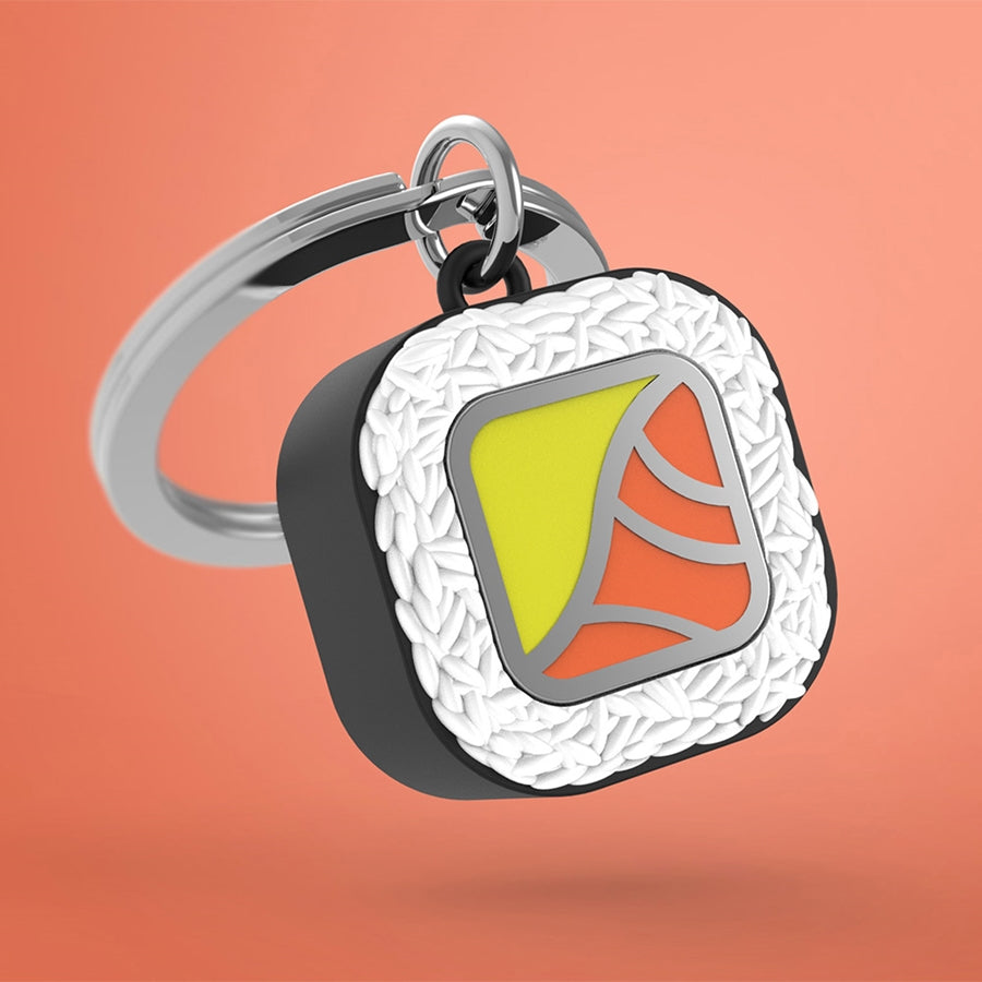 Metalinis raktų pakabukas „Sushi Roll“ su 3D suši ritinėlio dizainu iš Metalmorphose „Skonių Pasaulis“ kolekcijos, premium foodie aksesuaras.