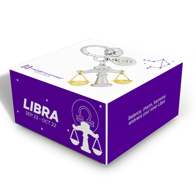 Metalmorphose.lt metalinis raktų pakabukas SVARSTYKLĖS. Delikati svarstyklių miniatiūra, auksinės detalės, oro ženklo simbolika, premium cinko lydinys ir plieno žiedas. Pakabukas iš ZODIAKŲ PASAULIS kolekcijos.