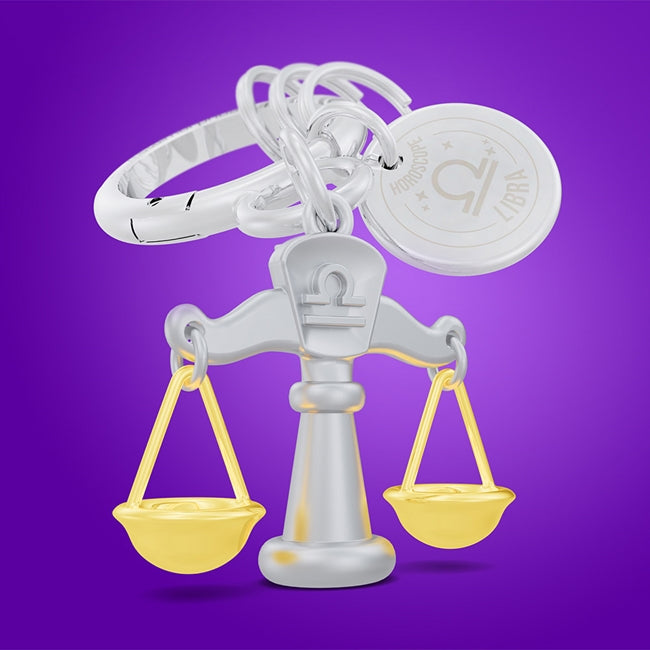 Metalmorphose.lt metalinis raktų pakabukas SVARSTYKLĖS. Delikati svarstyklių miniatiūra, auksinės detalės, oro ženklo simbolika, premium cinko lydinys ir plieno žiedas. Pakabukas iš ZODIAKŲ PASAULIS kolekcijos.