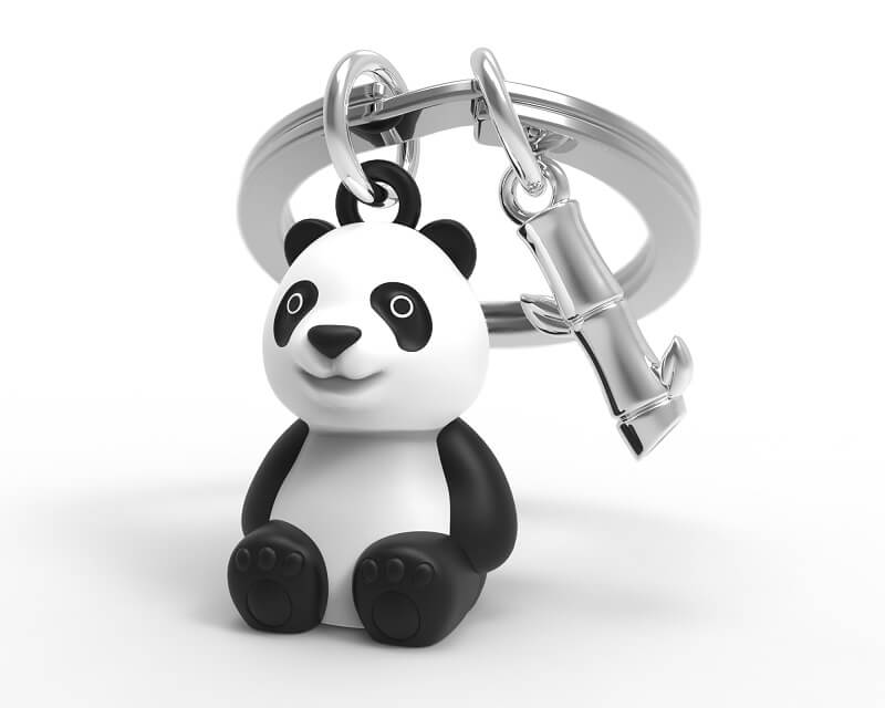 Metalinis raktų pakabukas Sapnų Panda – juodai balta panda su bambuku, 3D detalės, metalinis paviršius.