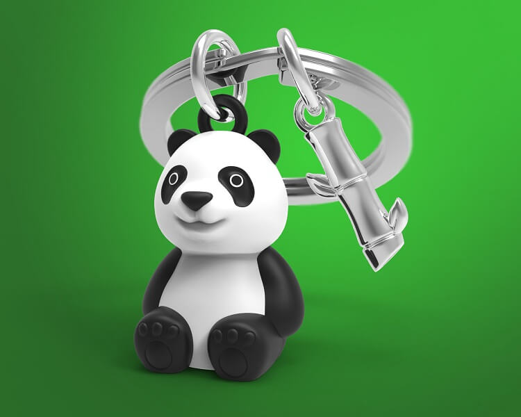 Metalinis raktų pakabukas Sapnų Panda – juodai balta panda su bambuku, 3D detalės, metalinis paviršius.