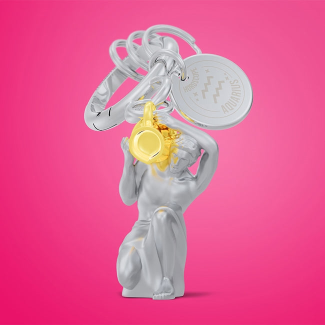 Metalmorphose.lt metalinis raktų pakabukas VANDENIS. Vandenio su auksiniu vandens puodu miniatiūra, oro ženklo simbolika, premium cinko lydinys, plieno žiedas. Pakabukas iš ZODIAKŲ PASAULIS kolekcijos.