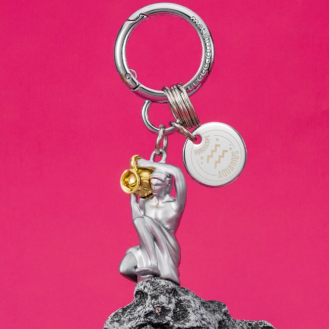 Metalmorphose.lt metalinis raktų pakabukas VANDENIS. Vandenio su auksiniu vandens puodu miniatiūra, oro ženklo simbolika, premium cinko lydinys, plieno žiedas. Pakabukas iš ZODIAKŲ PASAULIS kolekcijos.