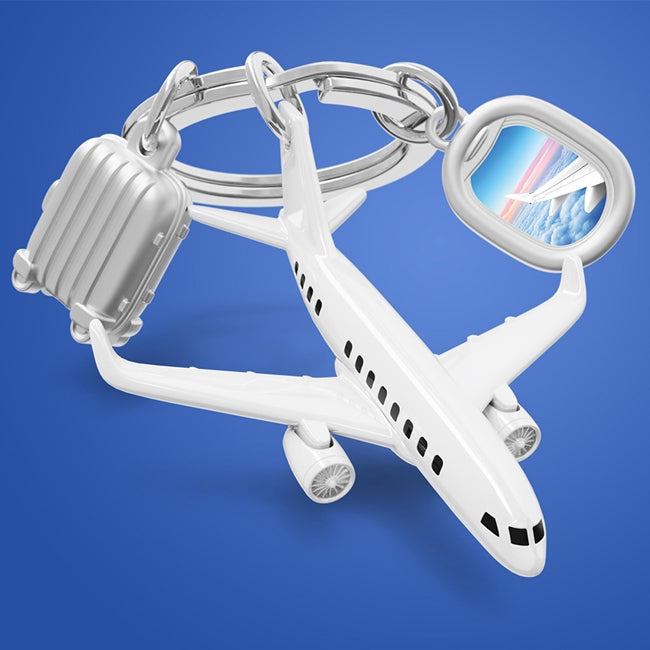 Metalmorphose.lt metalinis raktų pakabukas VIRŠ DEBESŲ. Sidabrinis lėktuvas, mini lagaminas ir lėktuvo langas su debesų vaizdu. 3D kelionių miniatiūrų rinkinys. Nerūdijančio plieno žiedas. Pakabukas iš KELIONIŲ PASAULIS kolekcijos.