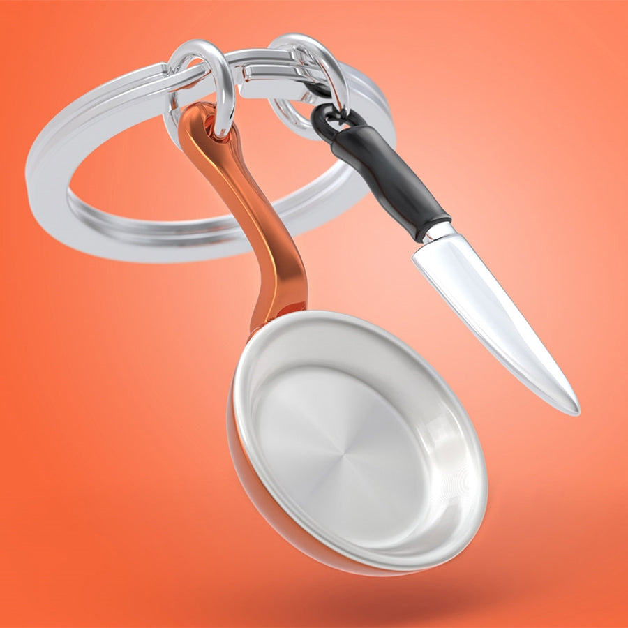 Metalinis raktų pakabukas VIRTUVĖS ŠEFAS. Tvirtos detalės, vario detalė, maža keptuvė, virtuvė. Raktų pakabukas.