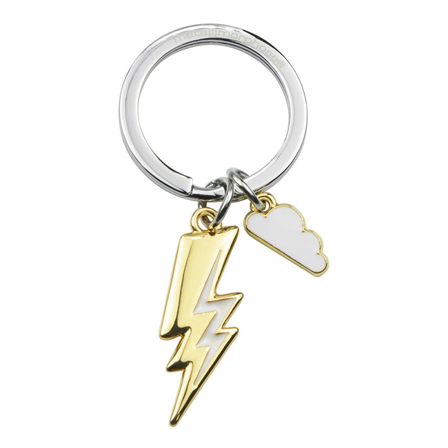 Metalmorphose.lt metalinis raktų pakabukas ŽAIBAS IR DEBESĖLIS. Tvirtas metalinis korpusas, baltas debesėlis, geltonai nudažytas žaibo akcentas. 3D miniatiūra su nerūdijančio plieno žiedu. Pakabukas iš KASDIENYBĖS PASAULIS kolekcijos.
