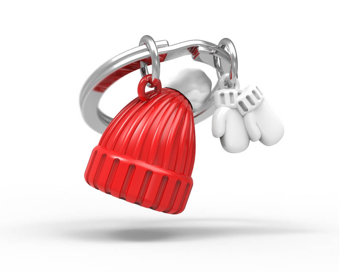 Metalmorphose.lt metalinis raktų pakabukas ŽIEMINĖ KEPURĖ. Metalinis korpusas, nudažytos žieminės kepurės ir pirštinių detalės, 3D žiemos miniatiūra. Nerūdijančio plieno žiedas. Pakabukas iš KASDIENYBĖS PASAULIS kolekcijos.