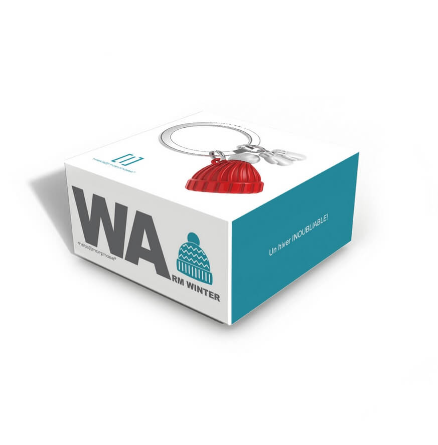 Metalmorphose.lt metalinis raktų pakabukas ŽIEMINĖ KEPURĖ. Metalinis korpusas, nudažytos žieminės kepurės ir pirštinių detalės, 3D žiemos miniatiūra. Nerūdijančio plieno žiedas. Pakabukas iš KASDIENYBĖS PASAULIS kolekcijos.