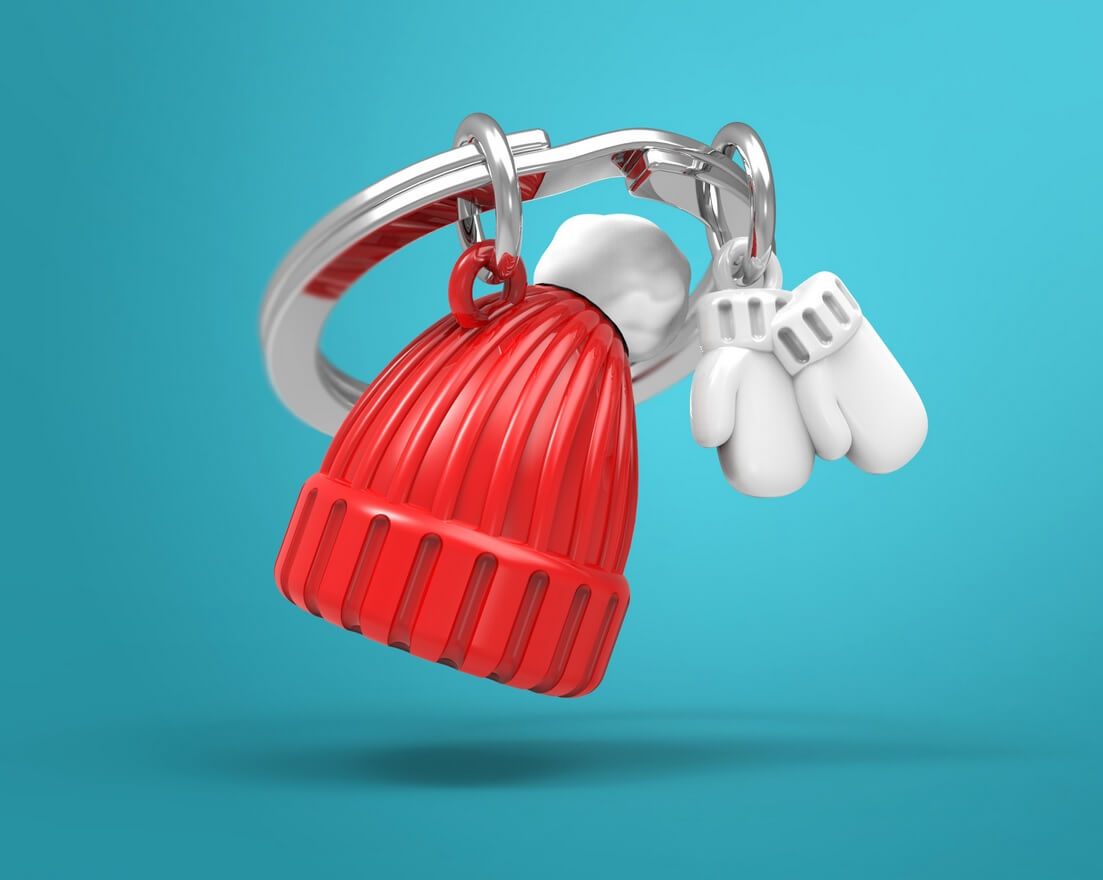 Metalmorphose.lt metalinis raktų pakabukas ŽIEMINĖ KEPURĖ. Metalinis korpusas, nudažytos žieminės kepurės ir pirštinių detalės, 3D žiemos miniatiūra. Nerūdijančio plieno žiedas. Pakabukas iš KASDIENYBĖS PASAULIS kolekcijos.