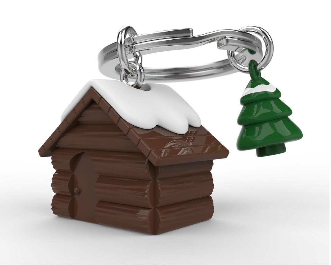 Metalmorphose.lt metalinis raktų pakabukas ŽIEMOS NAMELIS. Metalinis korpusas, nudažyti šventiniai akcentai, apsnigto namelio ir eglutės 3D miniatiūra. Nerūdijančio plieno žiedas. Pakabukas iš KASDIENYBĖS PASAULIS kolekcijos.