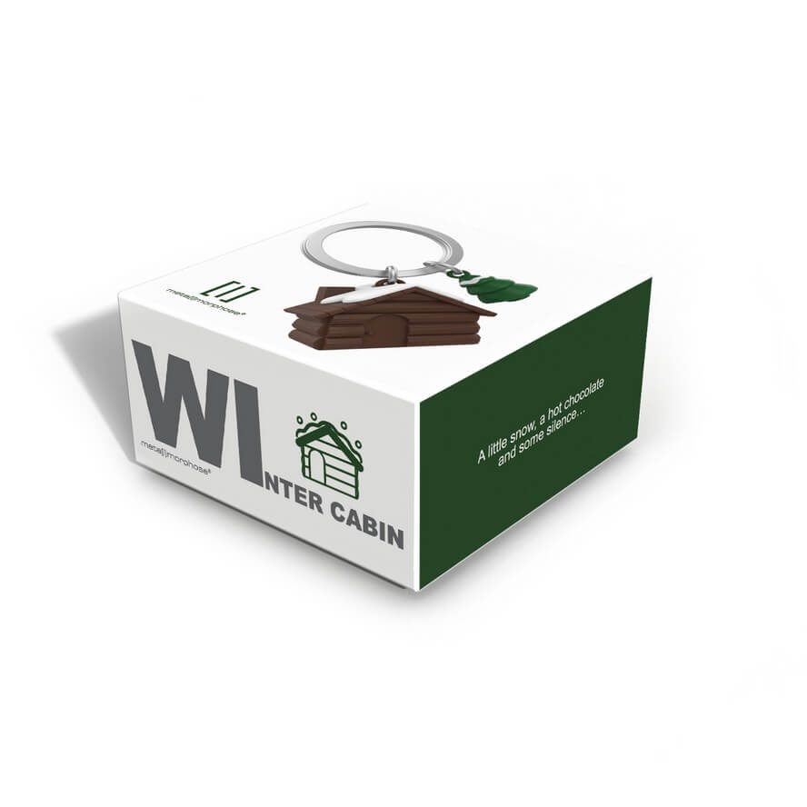 Metalmorphose.lt metalinis raktų pakabukas ŽIEMOS NAMELIS. Metalinis korpusas, nudažyti šventiniai akcentai, apsnigto namelio ir eglutės 3D miniatiūra. Nerūdijančio plieno žiedas. Pakabukas iš KASDIENYBĖS PASAULIS kolekcijos.