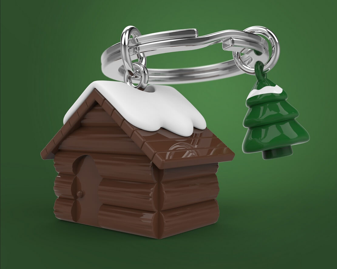 Metalmorphose.lt metalinis raktų pakabukas ŽIEMOS NAMELIS. Metalinis korpusas, nudažyti šventiniai akcentai, apsnigto namelio ir eglutės 3D miniatiūra. Nerūdijančio plieno žiedas. Pakabukas iš KASDIENYBĖS PASAULIS kolekcijos.