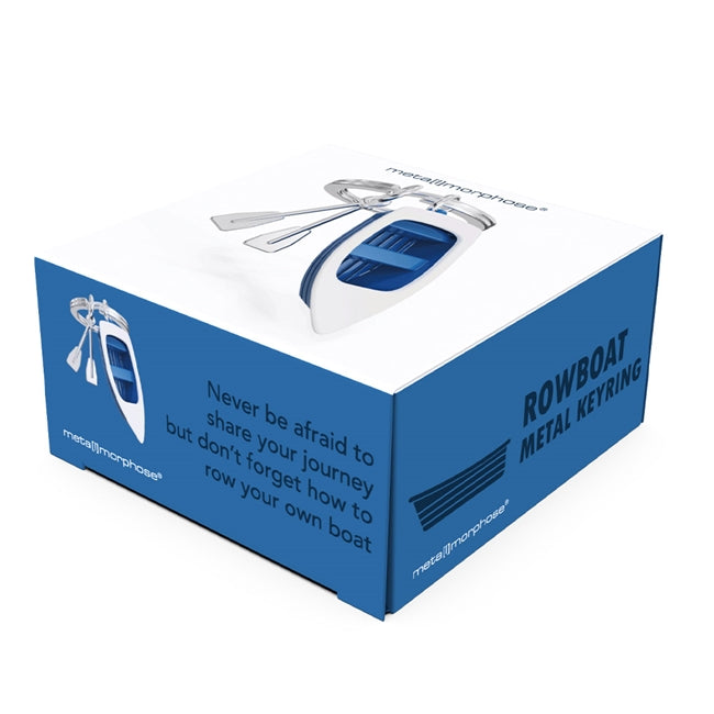 Metalmorphose.lt metalinis raktų pakabukas ŽVEJO VALTELĖ. Metalinis korpusas, mėlyni valties kraštai, 3D valties su irklais miniatiūra. Nerūdijančio plieno žiedas. Pakabukas iš KELIONIŲ PASAULIS kolekcijos.